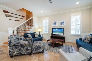 ハウス ベッド (複数台) パティオ ガーデンビュー (Sandestin Bungalo 46) | リビング エリア | 42 インチの薄型テレビ (デジタル放送視聴可)、テレビ