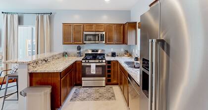 Modern, two-story condo with balcony - near downtown, NAU & great trails