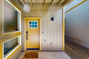 Exterior detail - Modern, two-story condo with balcony - near downtown, NAU & great trails (Flagstaff)