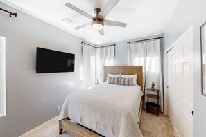 2 bedrooms, Internet, bed sheets - Modern, two-story condo with balcony - near downtown, NAU & great trails (Flagstaff)