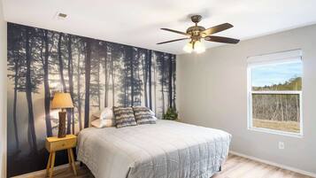 Condo, varias camas, patio, vista a la montaña (Woodlands Getaway) | 3 habitaciones, decoración personalizada y muebles diferentes