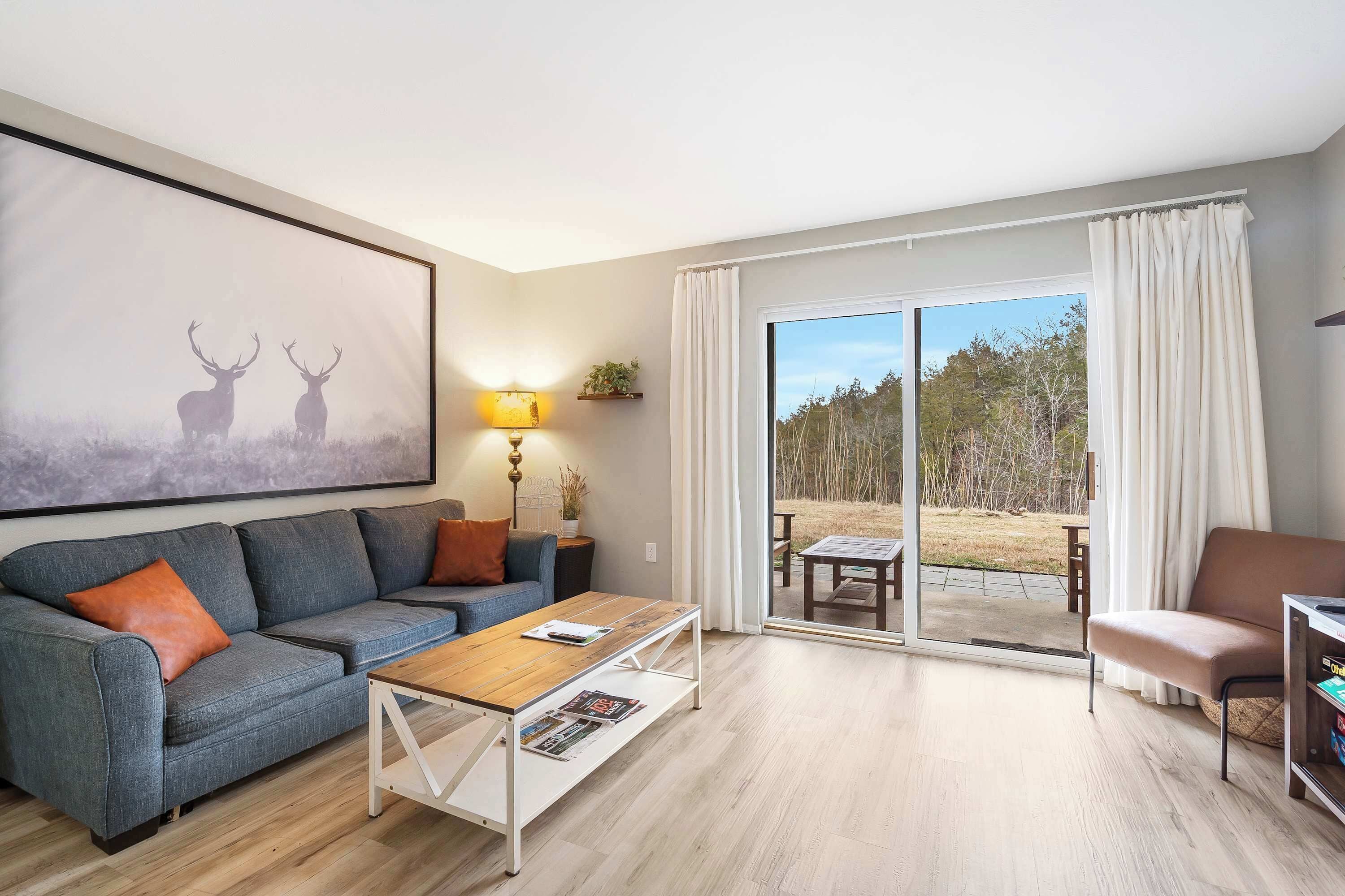 คอนโด, หลายเตียง, ลานระเบียง, วิวภูเขา (Woodlands Getaway) | บริเวณนั่งเล่น | ทีวีจอแบน 42 นิ้ว พร้อมช่องดิจิตอล