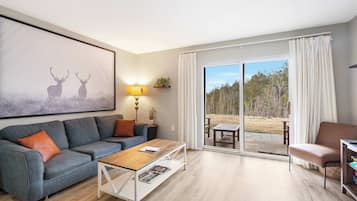 Condo, varias camas, patio, vista a la montaña (Woodlands Getaway) | Área de sala de estar | Televisión de pantalla plana de 42 pulgadas con canales digitales