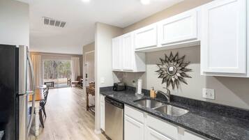 Condo, varias camas, patio, vista a la montaña (Woodlands Getaway) | Cocina privada | Cafetera y tetera