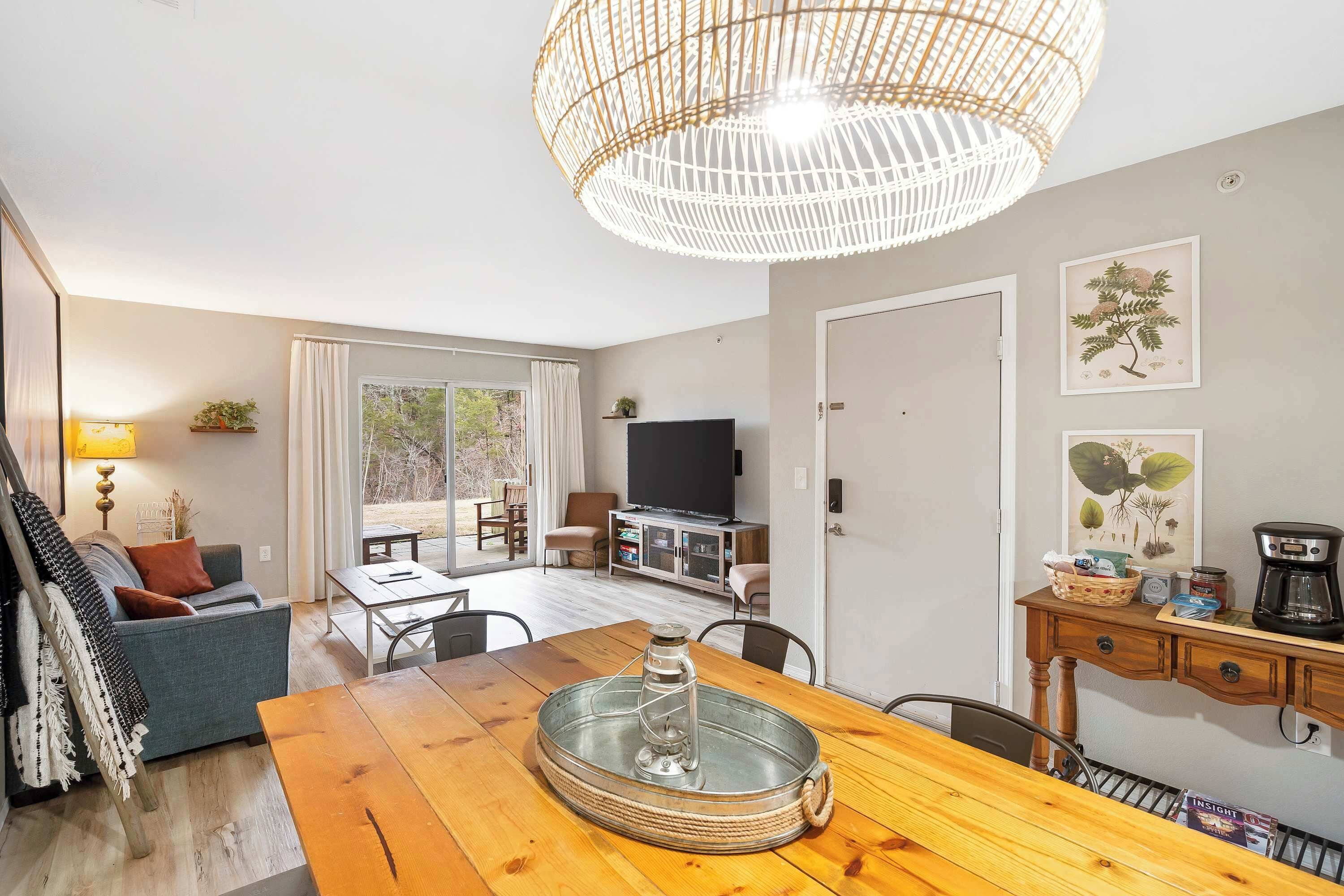 Lägenhet - flera sängar - uteplats - utsikt mot bergen (Woodlands Getaway) | Vardagsrum | 42-tums platt-tv med digitalkanaler