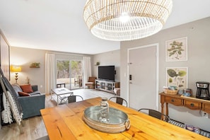 Lejlighed - flere senge - terrasse - bjergudsigt (Woodlands Getaway) | Opholdsområde | 42-tommers fladskærms-tv med digitale kanaler