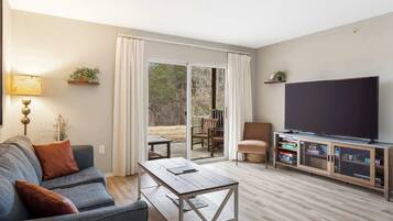 Condo, varias camas, patio, vista a la montaña (Woodlands Getaway) | Área de sala de estar | Televisión de pantalla plana de 42 pulgadas con canales digitales