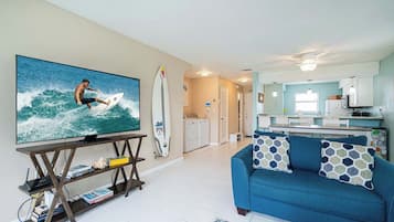 Casa de ciudad, varias camas, patio, vista al jardín (Rum Runner's Retreat) | Área de sala de estar | Televisión de pantalla plana de 50 pulgadas con canales digitales