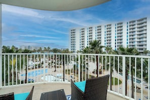 Condo, Plusieurs lits, balcon, vue sur la piscine (Just Beachin') | Terrain de l’hébergement 