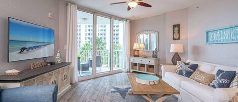 Appartamento, letti multipli, balcone, vista piscina (Just Beachin') | Area soggiorno | TV a schermo piatto 42 pollici con canali digitali