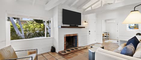 Talo, useita sänkyjä, pääsy uima-altaalle, vuoristonäköala | Oleskelualue | 50–tuumainen taulutelevisio, jossa digitaalikanavat