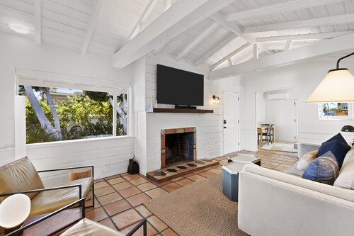 Charming Spanish Colonial A Chic Retreat for 4!
