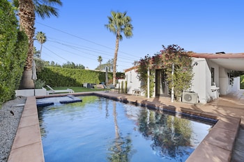 Charming Spanish Colonial A Chic Retreat for 4!