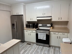 Een koelkast, een magnetron, een oven, een kookplaat