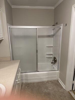 Haartrockner, Handtücher, Seife, Shampoo