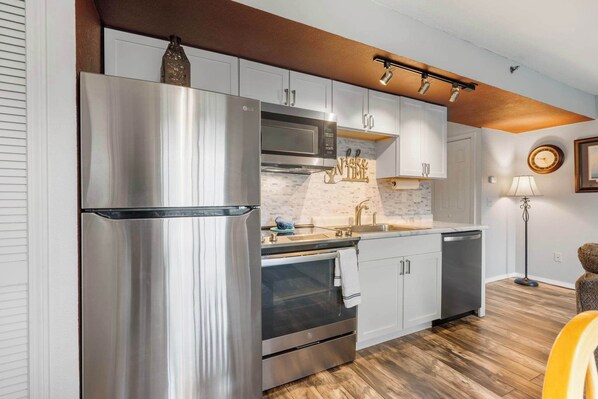 Condo, Multiple Beds, Balcony (On Lake Time Taneycomo) | Private kitchen | Coffee/tea maker