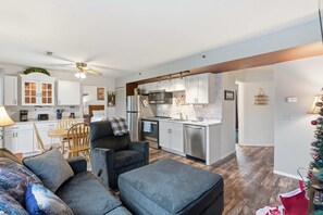 コンドミニアム ベッド (複数台) バルコニー (On Lake Time Taneycomo) | リビング エリア | 42 インチの薄型テレビ (デジタル放送視聴可)