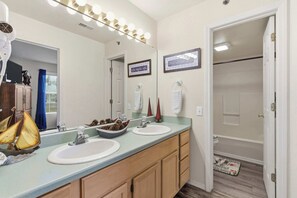 Condo, varias camas, balcón (On Lake Time Taneycomo) | Baño | Tina con regadera, secadora de cabello, toallas 