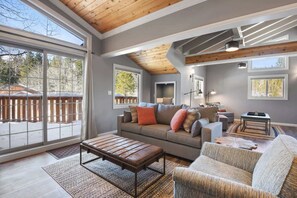 独立别墅, 多张床, 阳台, 山景 (Alpine Chalet) | 起居区 | 65-英寸纯平电视 （配备数码频道）、壁炉