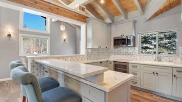 House, Multiple Beds, Balcony, Mountain View (Alpine Chalet) | Private kitchen | Fridge, microwave, oven, stovetop