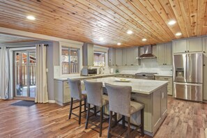 独立别墅, 多张床, 阳台, 山景 (Alpine Chalet) | 私人厨房 | 冰箱、微波炉、烤箱、炉灶