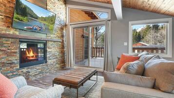 独立别墅, 多张床, 阳台, 山景 (Alpine Chalet) | 起居区 | 65-英寸纯平电视 (配备数码频道)、壁炉