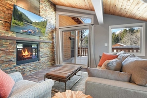 House, Multiple Beds, Balcony, Mountain View (Alpine Chalet) | Living area