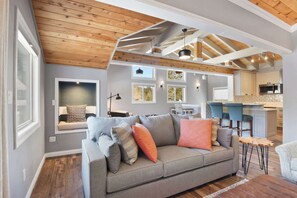 Nhà, nhiều giường, ban công, quang cảnh núi (Alpine Chalet) | Khu phòng khách | TV màn hình phẳng 65-inch có truyền hình kỹ thuật số, lò sưởi 