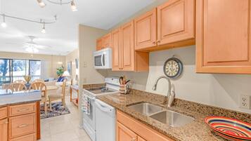 Villa, Multiple Beds, Balcony, Golf View (Fore Season Retreat) | Private kitchen | Fridge, microwave, oven, stovetop