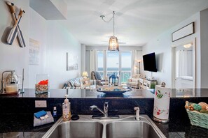 Apartment, Mehrere Betten, Balkon, Meerblick (Sunrise Sands) | Innenbereich