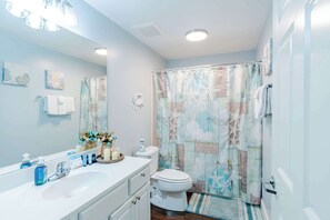 Appart'hÎtel, plusieurs lits, balcon, vue océan (Sunrise Sands) | Salle de bain | SÚche-cheveux, serviettes fournies