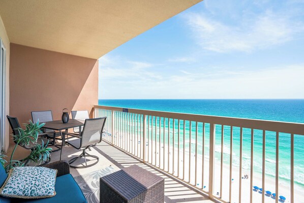 Apartment, Mehrere Betten, Balkon, Meerblick (Sunrise Sands) | Speisen im Freien