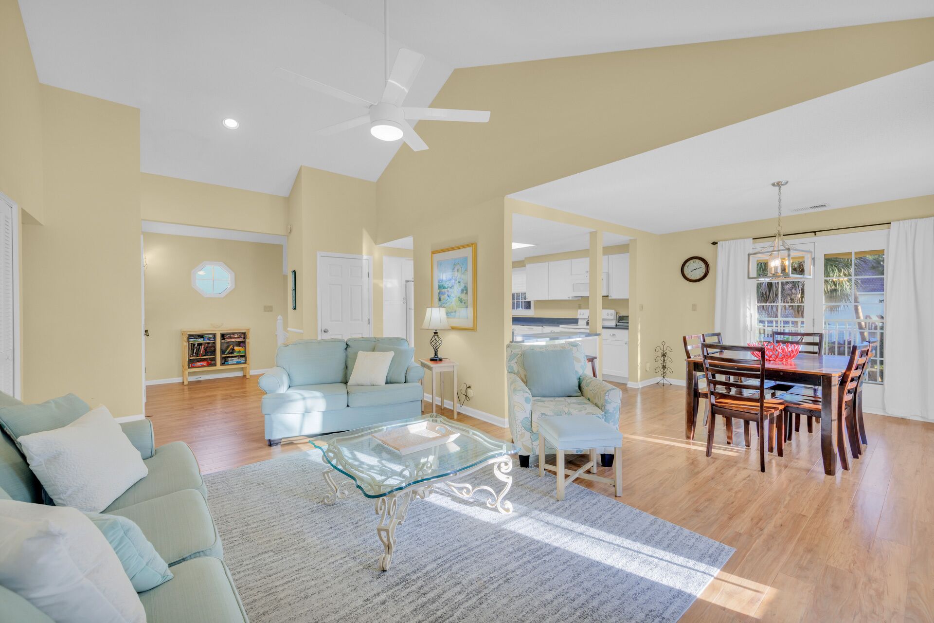 別墅, 多張床, 陽台, 高球場景觀 (Evian Villa Retreat) | 起居區 | 42-吋平面電視，提供數位頻道