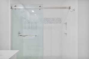 Villa - flere senge - balkon - udsigt til golfbane (Evian Villa Retreat) | Badeværelse | Håndklæder
