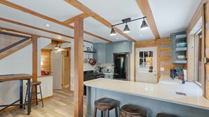 Huisje, meerdere bedden, patio, uitzicht op bergen (Breckenridge Timber Lodge) | Privékeuken | Een koffiezetapparaat/waterkoker, een koelkast, een magnetron, een oven