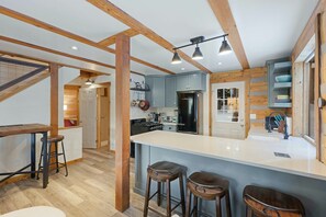 Ferienhütte, Mehrere Betten, Terrasse, Bergblick (Breckenridge Timber Lodge) | Eigene Küche | Kühlschrank, Mikrowelle, Ofen, Herdplatte