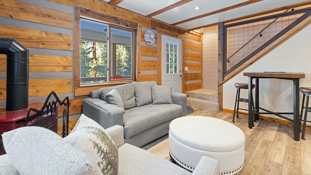 Huisje, meerdere bedden, patio, uitzicht op bergen (Breckenridge Timber Lodge) | Woonruimte | Een 42-inch flatscreentelevisie met digitale zenders en een open haard
