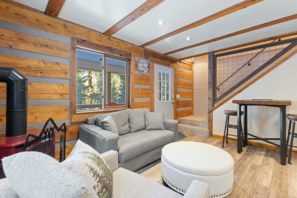 Ferienhütte, Mehrere Betten, Terrasse, Bergblick (Breckenridge Timber Lodge) | Wohnbereich | 42-Zoll-Flachbildfernseher mit Digitalempfang, Kamin