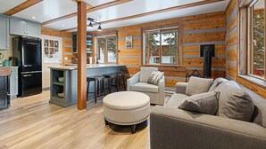 Huisje, meerdere bedden, patio, uitzicht op bergen (Breckenridge Timber Lodge) | Woonruimte | Een 42-inch flatscreentelevisie met digitale zenders en een open haard