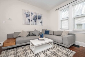 Hus - flere senge - balkon | Opholdsområde | Tv, pejs