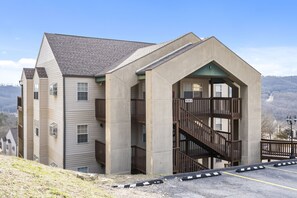 Exterior - The Bear's Den (Branson)