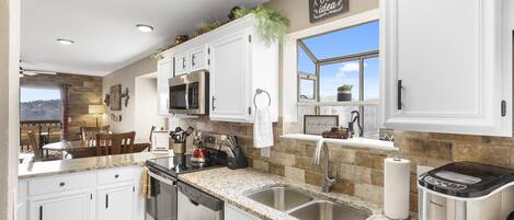 Appart'hôtel, plusieurs lits, accès piscine | Cuisine privée | Cafetière/bouilloire