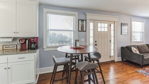 Maison, 2 grands lits, cuisine, vue jardin (Bluebird Bungalow) | Restauration dans la chambre