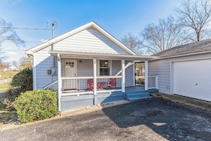 Exterior - Bluebird Bungalow Chic Home, Quiet Neighborhood (Nashville)