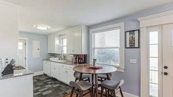 House, 2 Queen Beds, Kitchen, Garden View (Bluebird Bungalow) | Private kitchen | Fridge, microwave, oven, stovetop