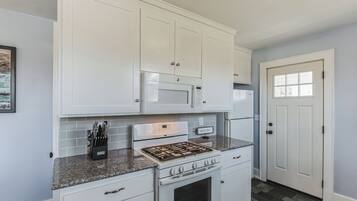 House, 2 Queen Beds, Kitchen, Garden View (Bluebird Bungalow) | Private kitchen | Fridge, microwave, oven, stovetop