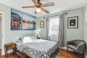 Hus - 2 queensize-sängar - kök - utsikt mot trädgården (Bluebird Bungalow) | 2 sovrum, individuell inredning, unika möbler och gratis wi-fi