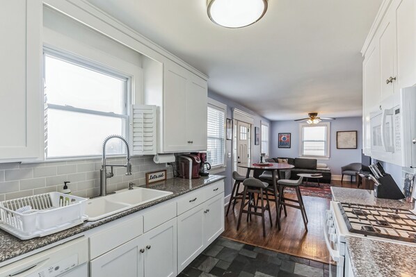 Hus - 2 queensize-sängar - kök - utsikt mot trädgården (Bluebird Bungalow) | Eget kök | Kylskåp, mikrovågsugn, ugn och spishäll