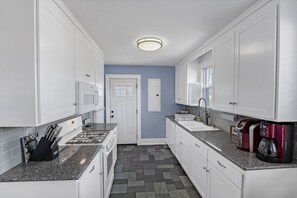 Hus - 2 queensize-sängar - kök - utsikt mot trädgården (Bluebird Bungalow) | Eget kök | Kylskåp, mikrovågsugn, ugn och spishäll