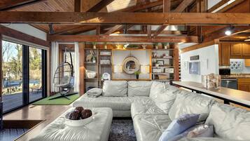 Rumah, Beberapa Tempat Tidur, dapur (Cedar Nest) | Area keluarga | Televisi layar datar 42-inci dengan saluran TV digital